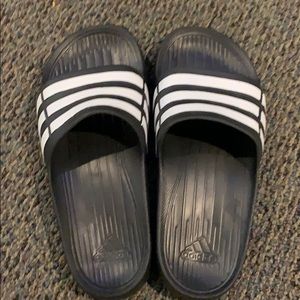 Boys adidas flip flops NWOT size 4